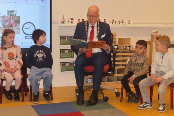 De burgermeester leest voor