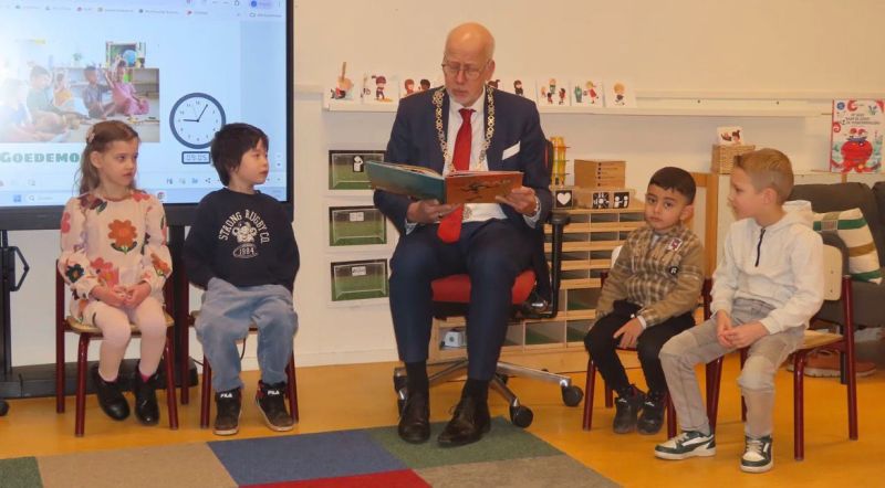De burgermeester leest voor